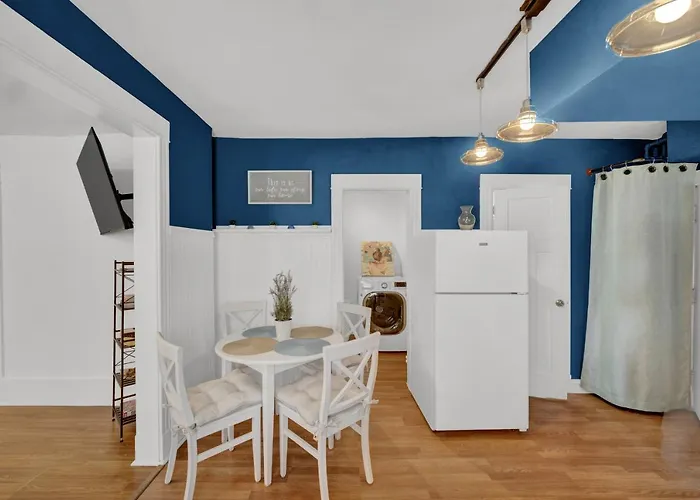 Logan Square Coach House 4*